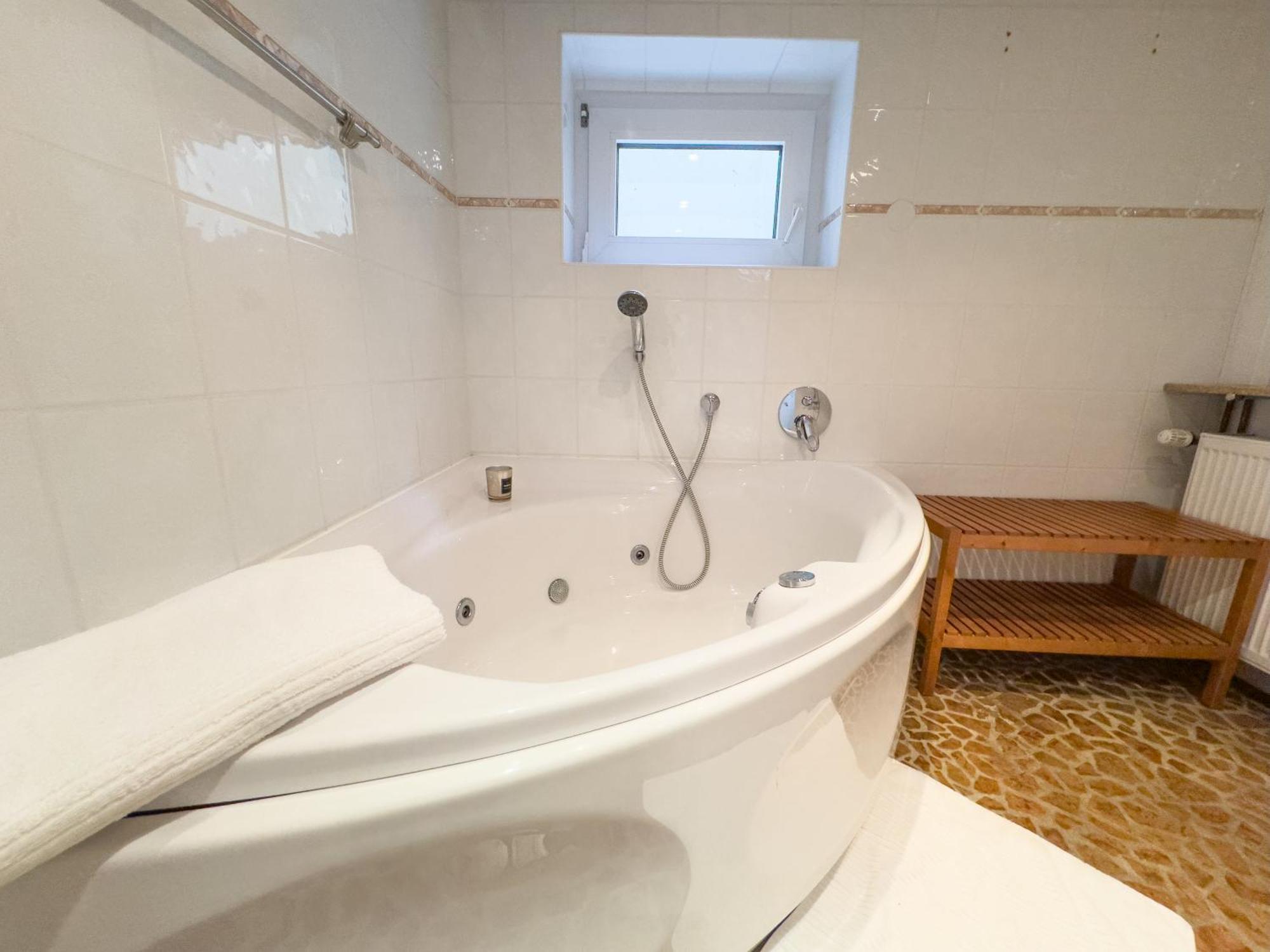 Apartment Souterrain Mit Eigenem Eingang Und Terasse *
