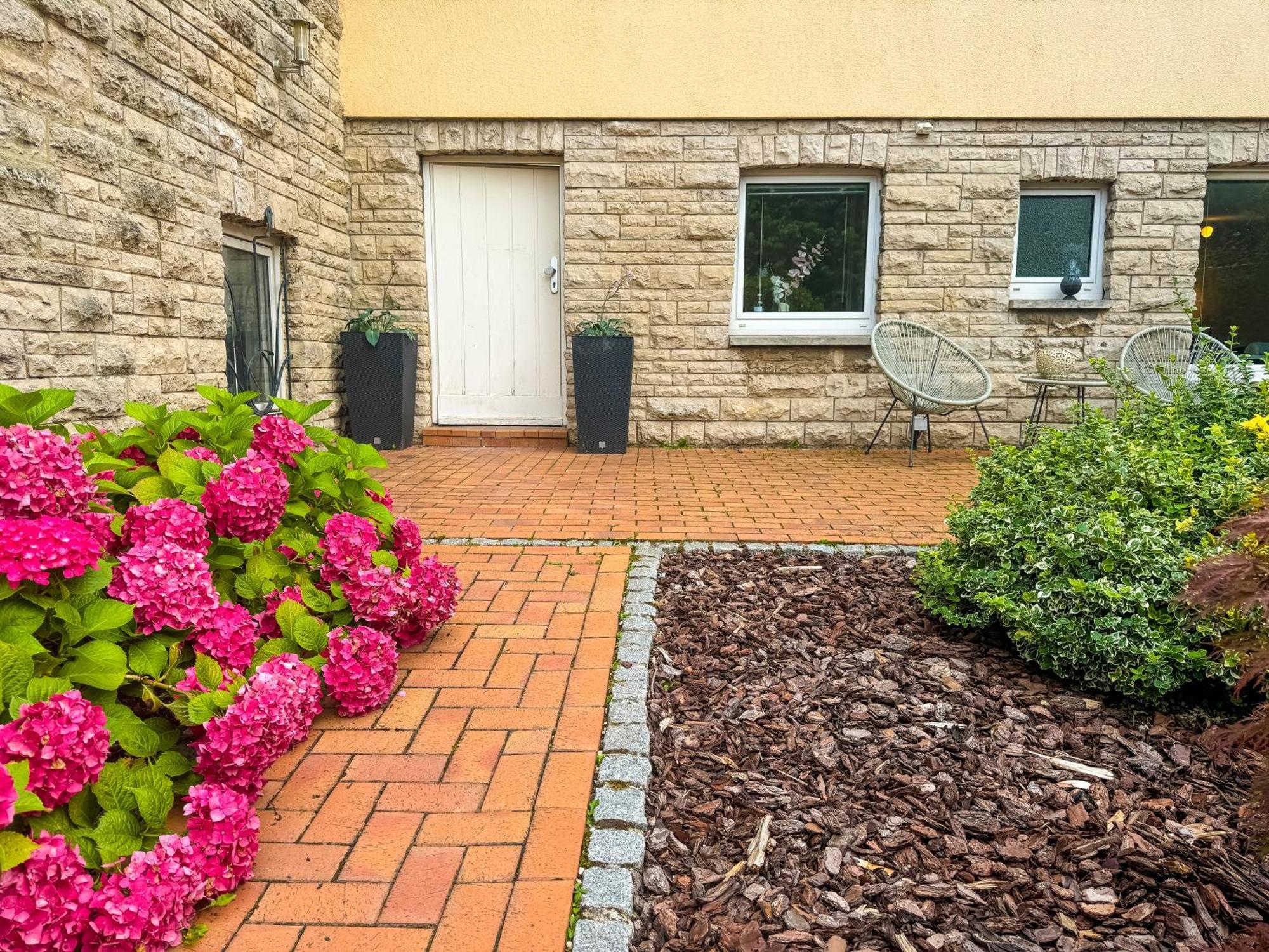 Souterrain Mit Eigenem Eingang Und Terasse Appartement *